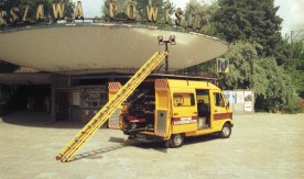 "Samochód Pogotowia Energetycznego", Warszawa Powiśle, 1995. Fot. J. Szeliga. Numer...